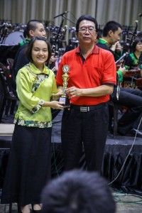 Our president, Kam Kah May proudly recieved the awards from the judge. 